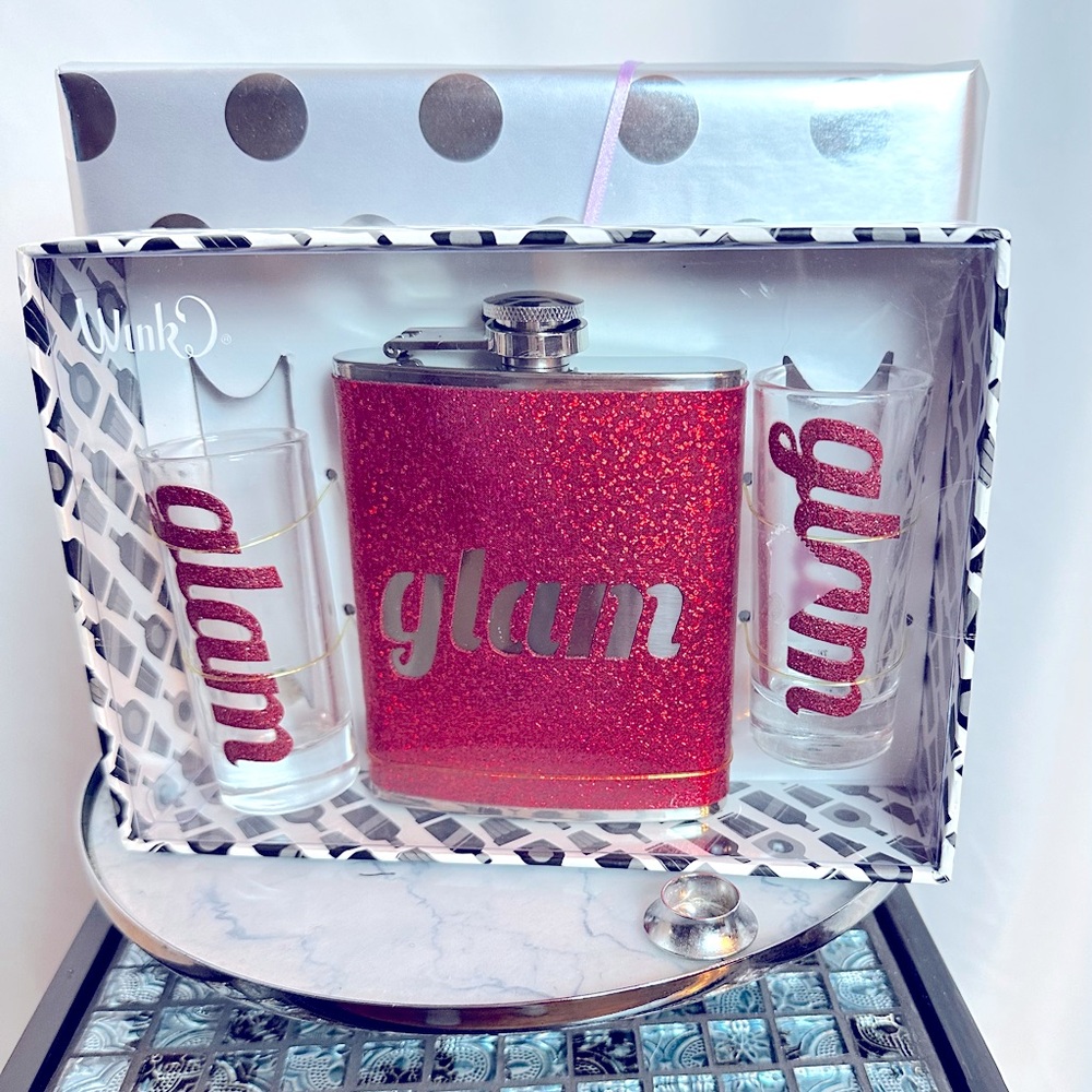 Red ‘GLAM’ Hip Flask and Matching Shot Glasses 🎄